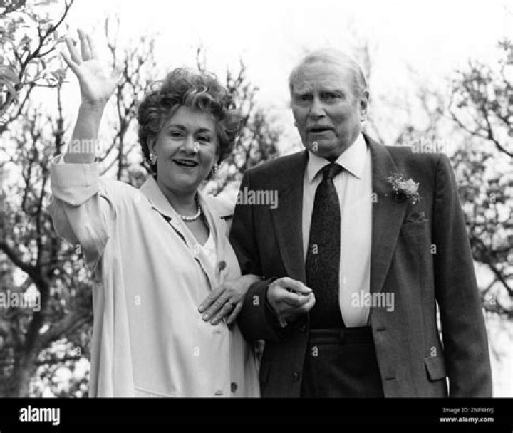 BlinkBlog | Joan Hackett Height