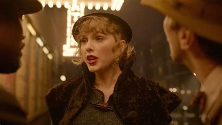 Joey King Secret Cameo In Taylor Swift's 'Mean' Music Video